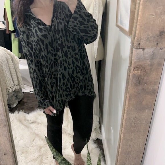 Umgee Green and Black Animal Print tunic top size medium - Picture 2 of 5